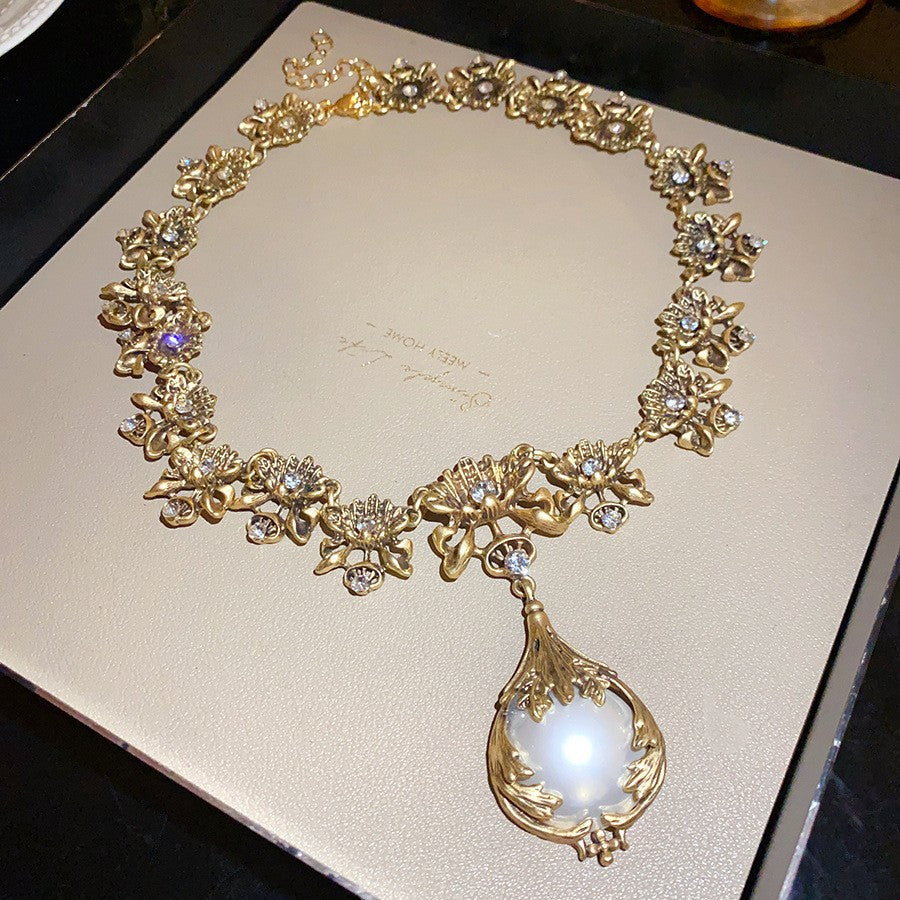 Flower Heart Necklace Vintage Style Collarbone Chain Light Luxury High-end Feel Jewelry